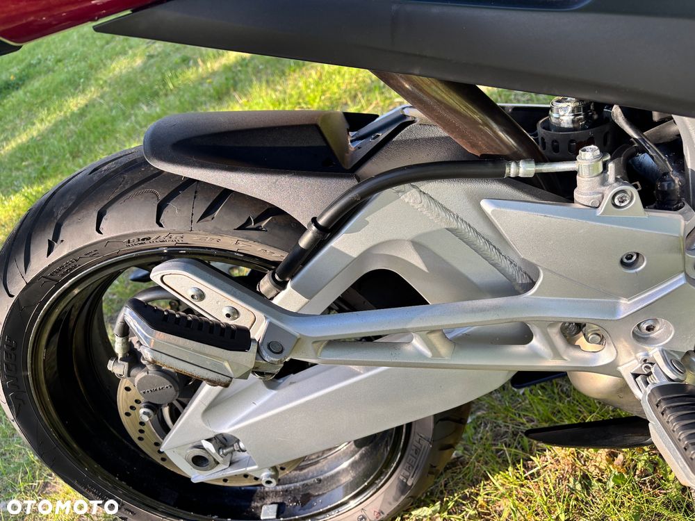 Suzuki GSR - 16