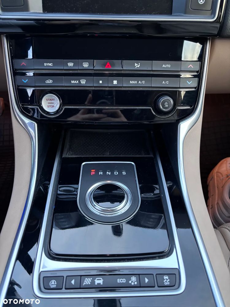 Jaguar XE 2.0 T Prestige - 29