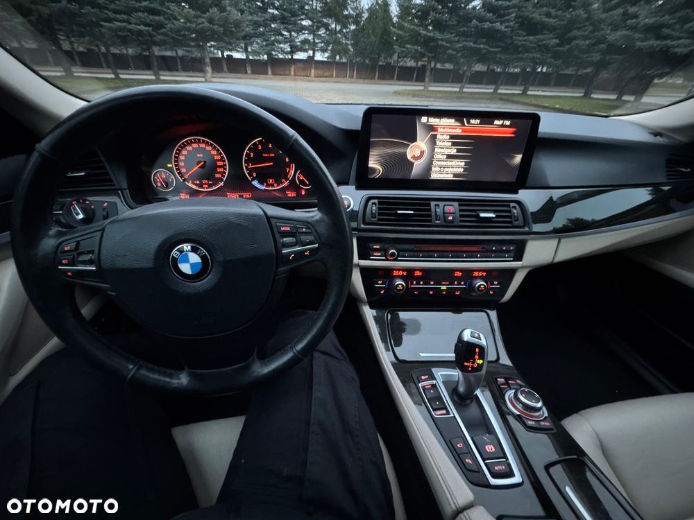BMW Seria 5 528i - 25