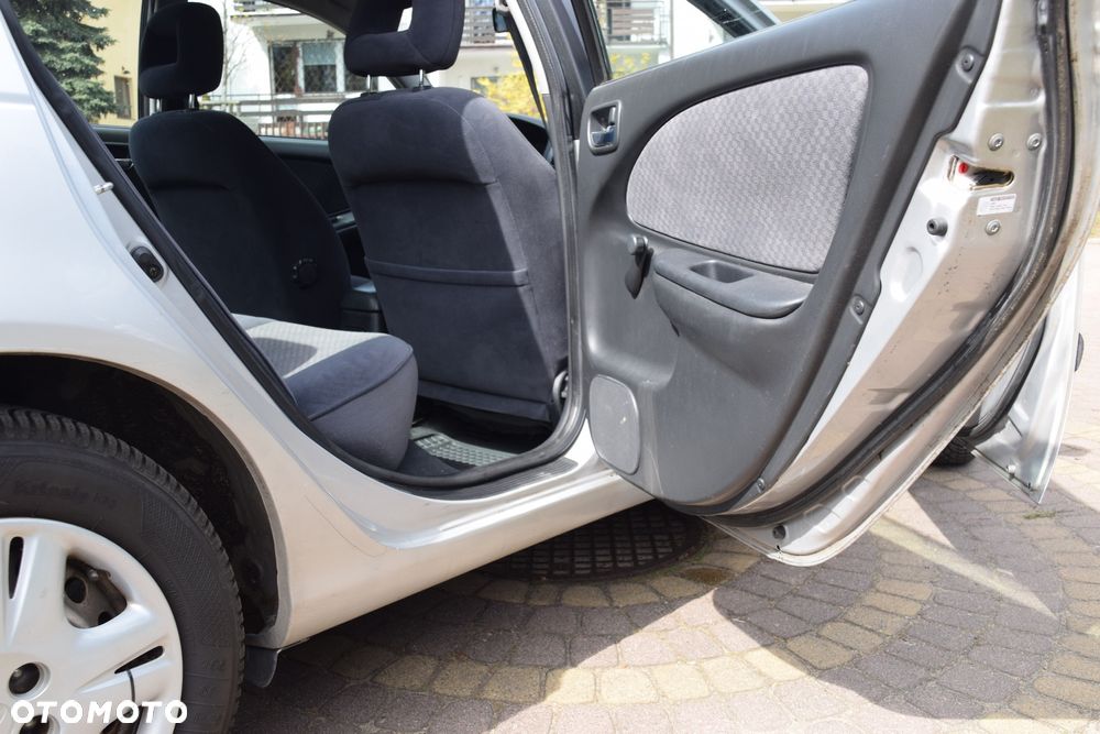 Toyota Avensis 1.6 VVT-i Terra - 21