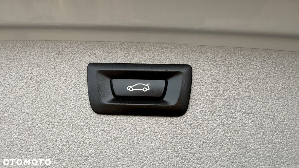 BMW Seria 3 318d Sport Line - 32