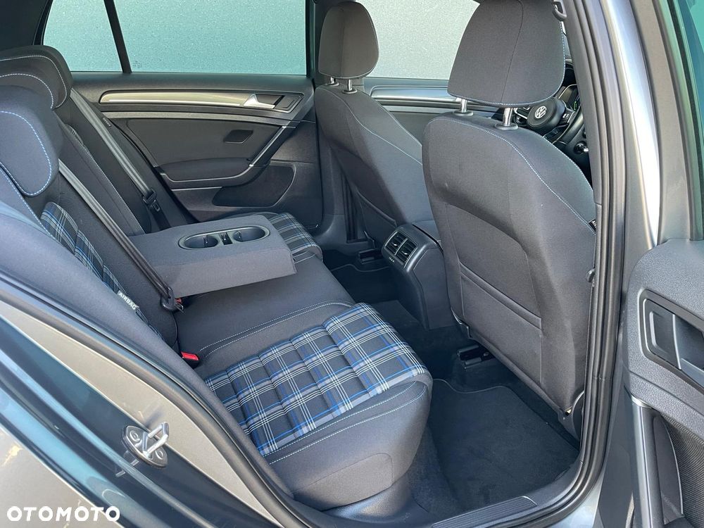 Volkswagen Golf - 24