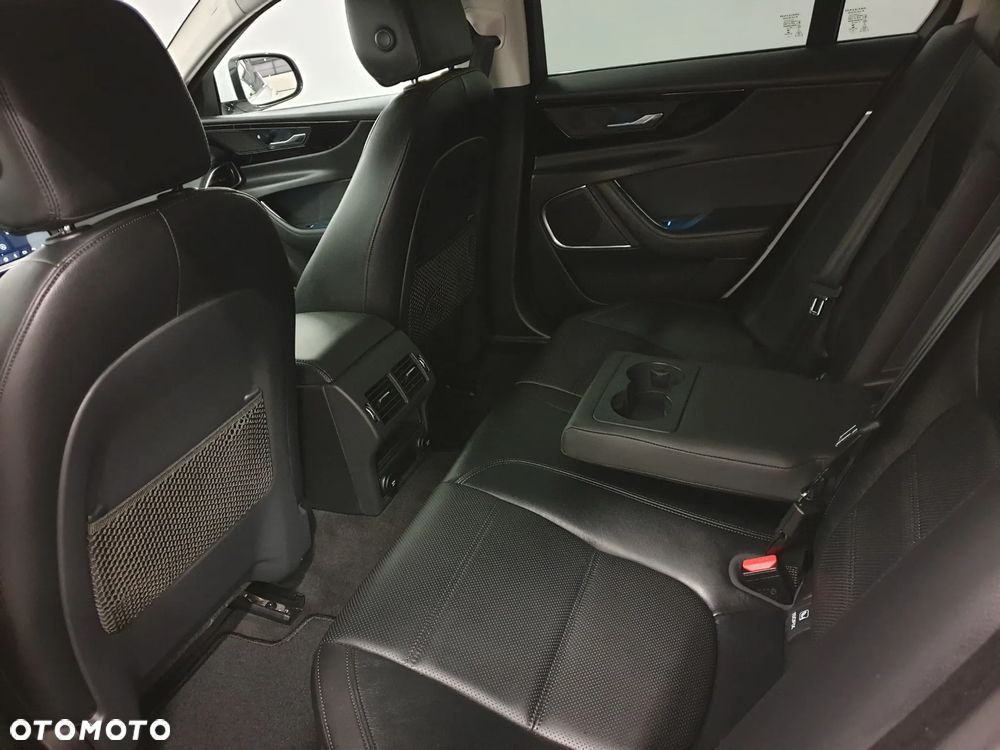 Jaguar XE 2.0 D180 SE - 39