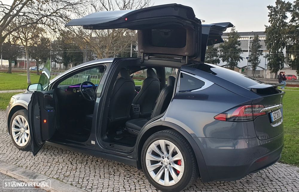 Tesla Model X - 17