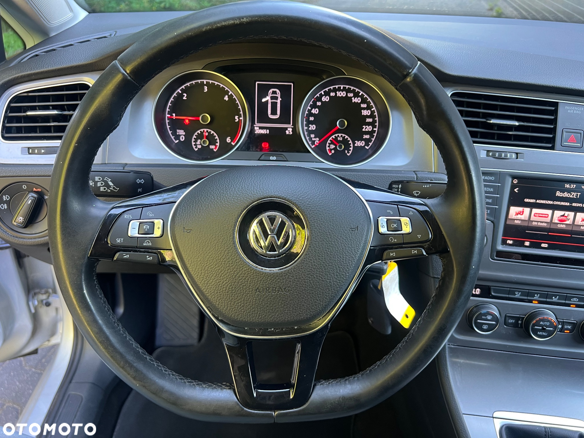 Volkswagen Golf 1.6 TDI BlueMotion Comfortline - 11