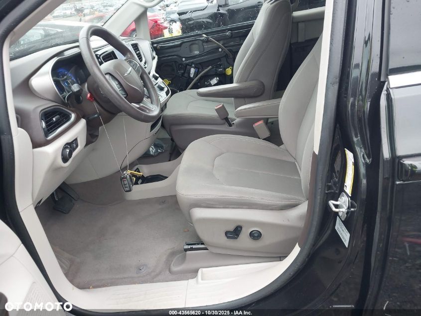 Chrysler Pacifica - 11