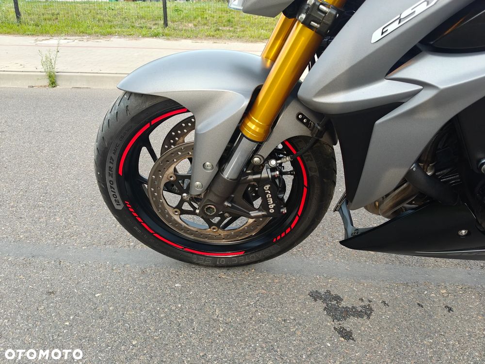 Suzuki GSX - 17