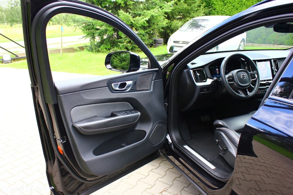 Volvo XC 60 B4 D AWD Plus Dark - 25