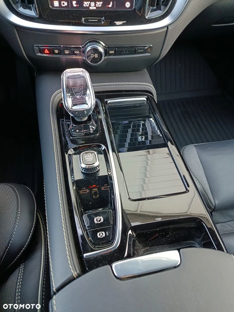 Volvo V60 T8 AWD Plug-In Hybrid Ultimate Dark - 19