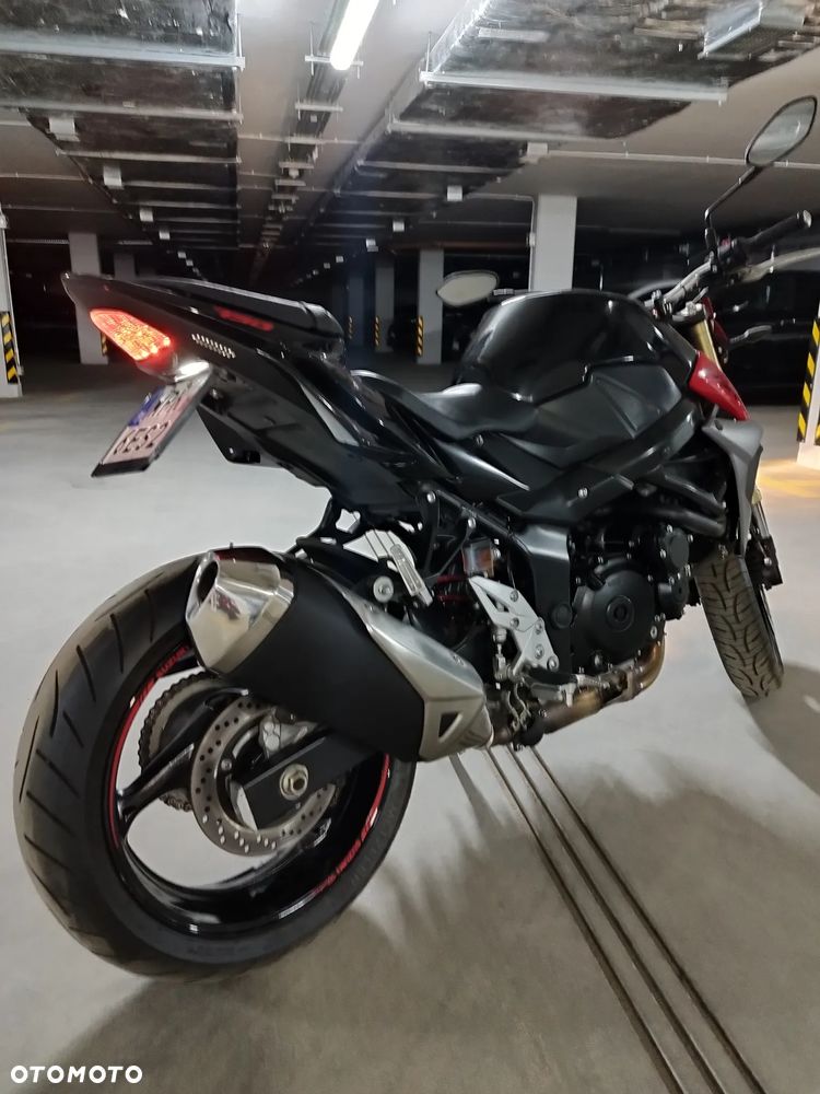 Suzuki GSR - 11