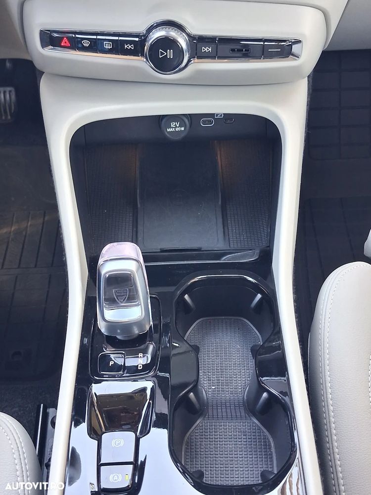 Volvo XC 40 B3 AT FWD MHEV Plus Dark - 33