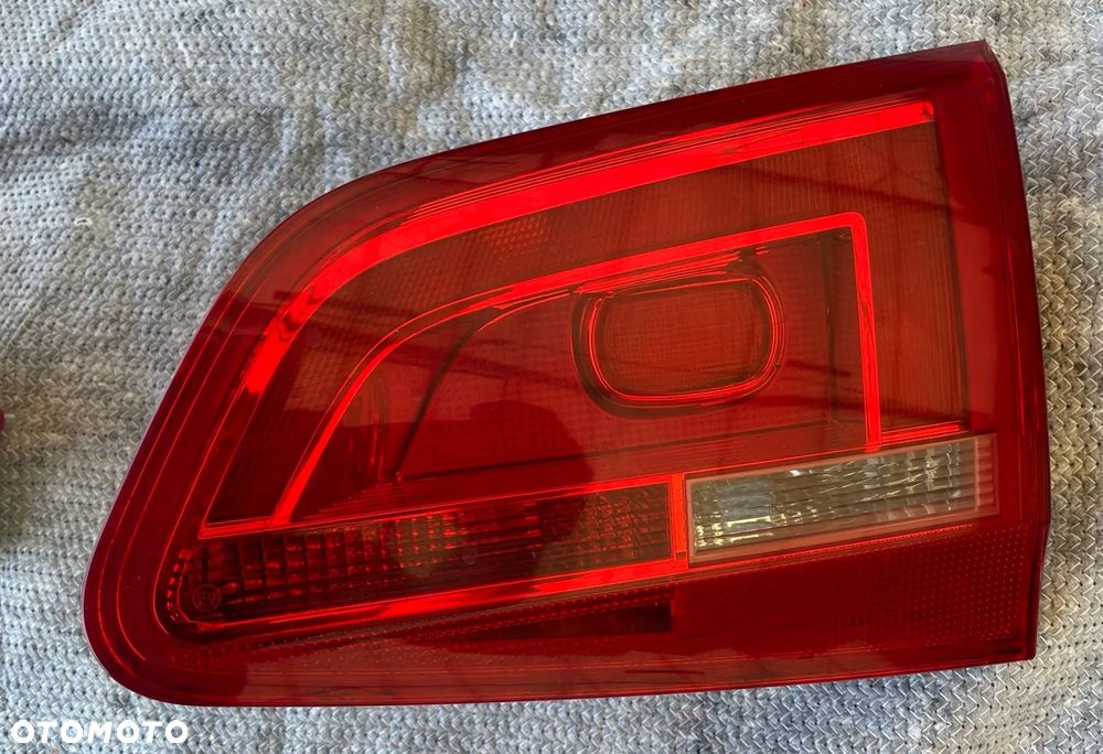 VW Sharan 7N lampa tył prawa lewa w klapę - 3