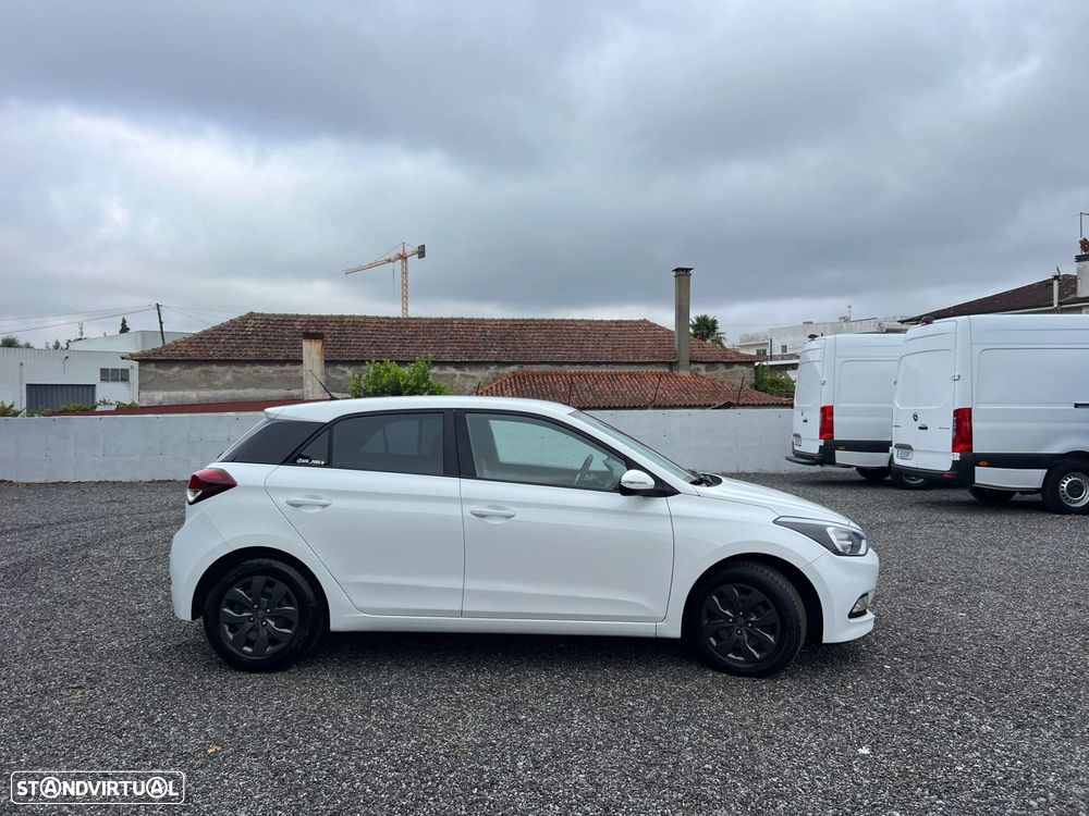 Hyundai i20 1.1 CRDi Urban - 10