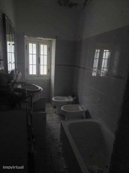 Moradia t4 interior para recuperar- toda em pedra 2 gar.,negociável - Grande imagem: 3/12