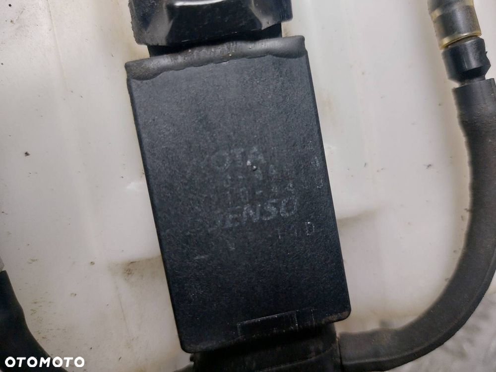 ZBIORNICZEK PŁYNU SPRYSKIWACZY + POMPKA TOYOTA COROLLA E12 - 2