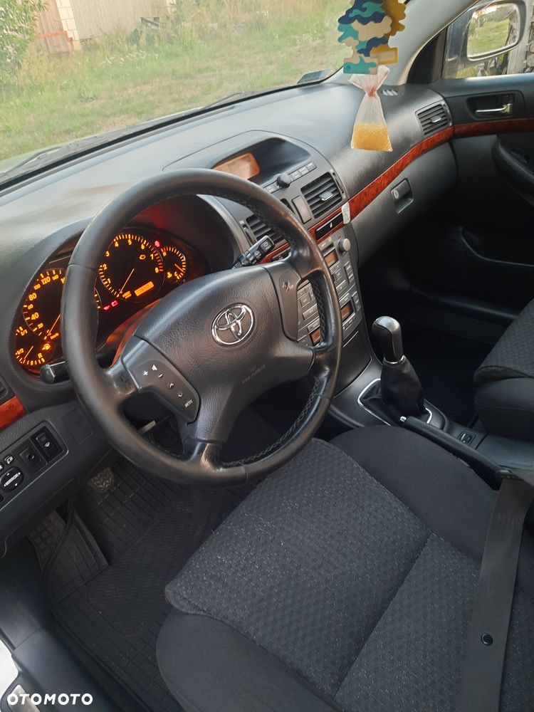 Toyota Avensis - 2