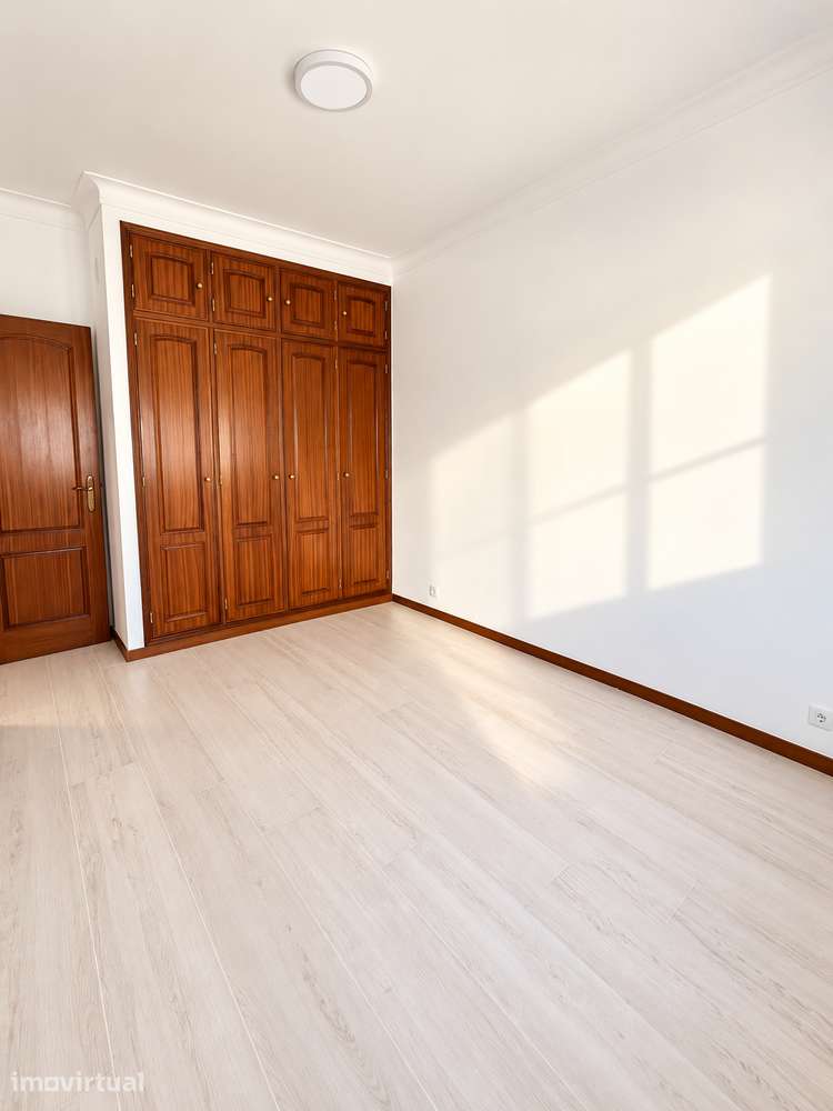 T2+1 remodelado com sótão e excelente luminosidade em Linda-a-Velha - Grande imagem: 5/14