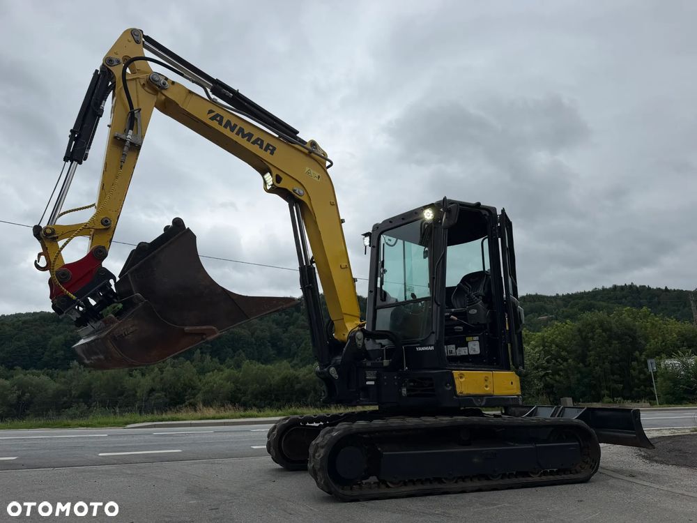 Yanmar VIO50-6A Koparka Gąsienicowa 5 ton jak Nowa z Salonu 2018 rok. 1900 mtg. Szybko-złącze. Łyżka uchylna Hydraulicznie. 3 łyżki Oryginalne skandynawskiego typu. Yanmar silnik 4 cylindry! Maszyna z Norwegii. DEKRA 2026rok AKTUALNA! Dokumentacja! Pompa ON. ani deka luzów i wycieków! OKAZJA Linia Hydr. Plus. Długie ramię PLUS. Oświetlenie LED. Gąski bardzo ładne. Wielka Okazja! Pełne sterowanie z dżojstików!! - 3