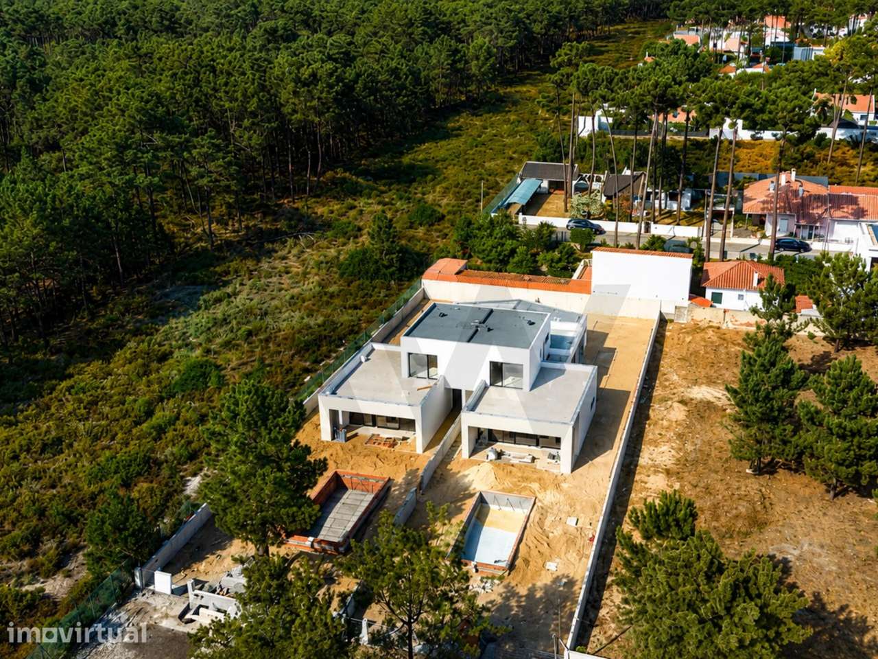 Moradia T3+1 Exclusiva com Piscina Junto ao Pinhal da Aroeira - Grande imagem: 2/34