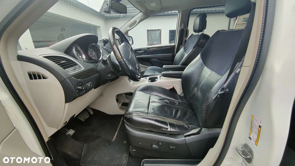 Chrysler Town & Country 3.6 Limited - 17