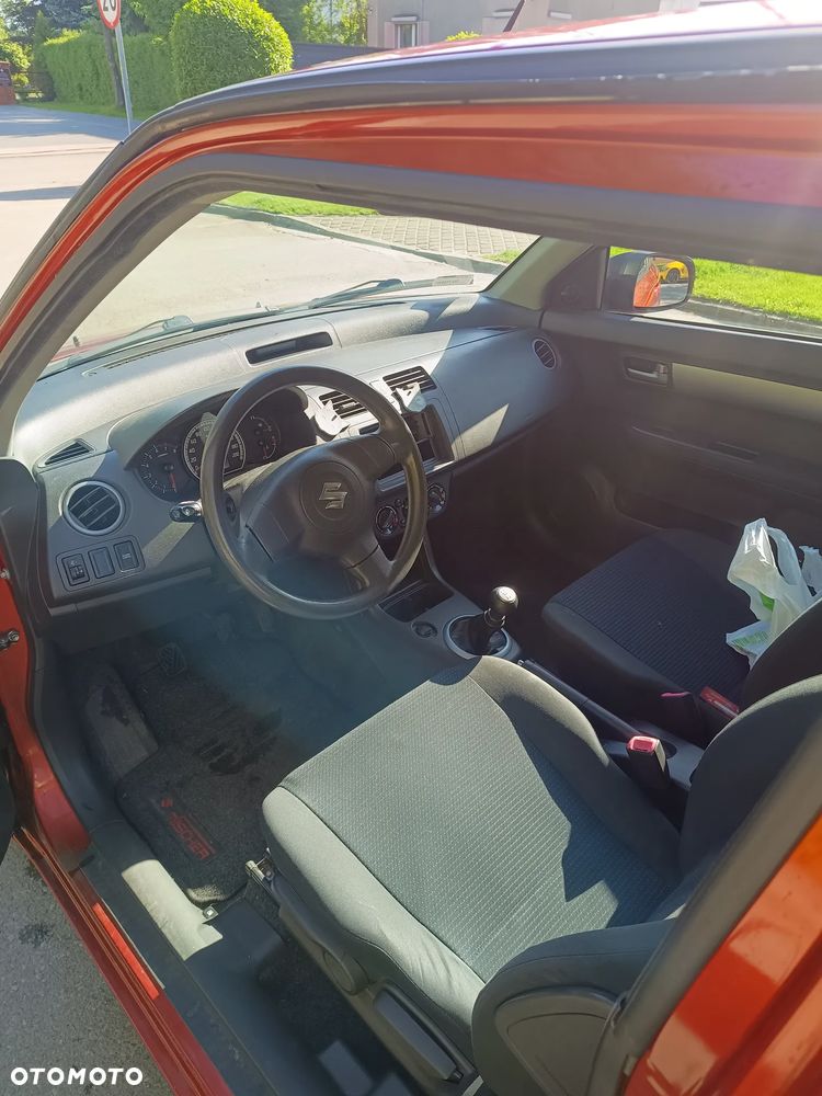 Suzuki Swift 1.3 Club - 4