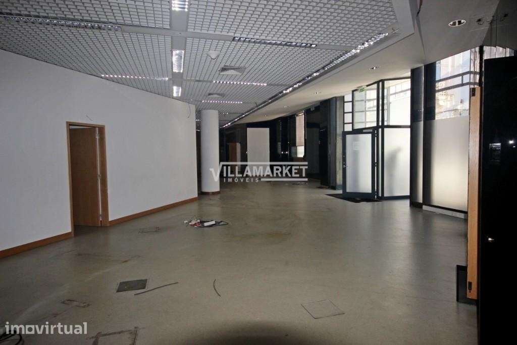 Edifício com R/C e 1º Andar da banca destinado a serviços situado na z - Grande imagem: 4/9
