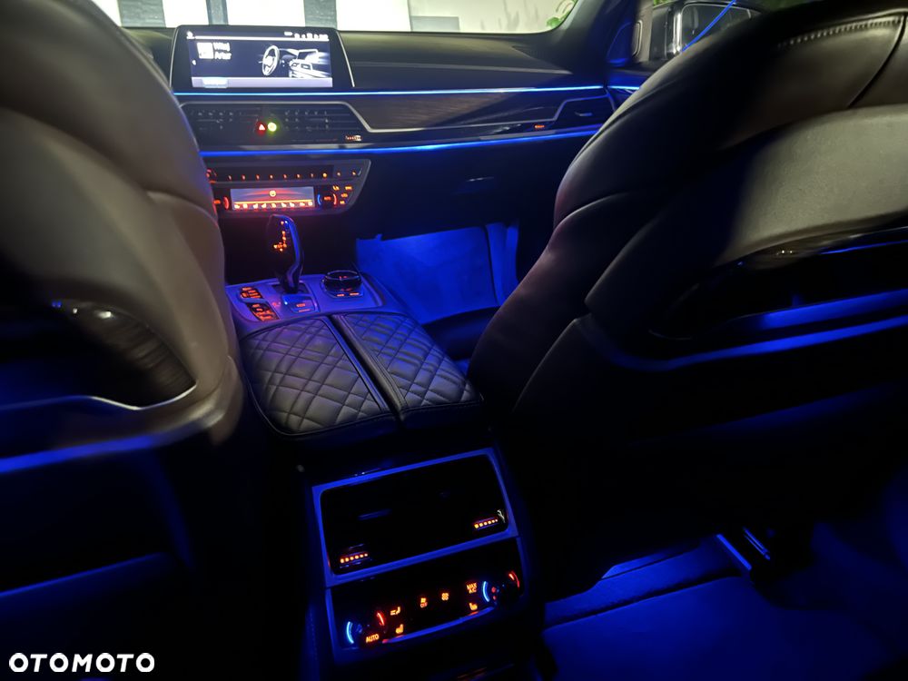 BMW Seria 7 745e - 39