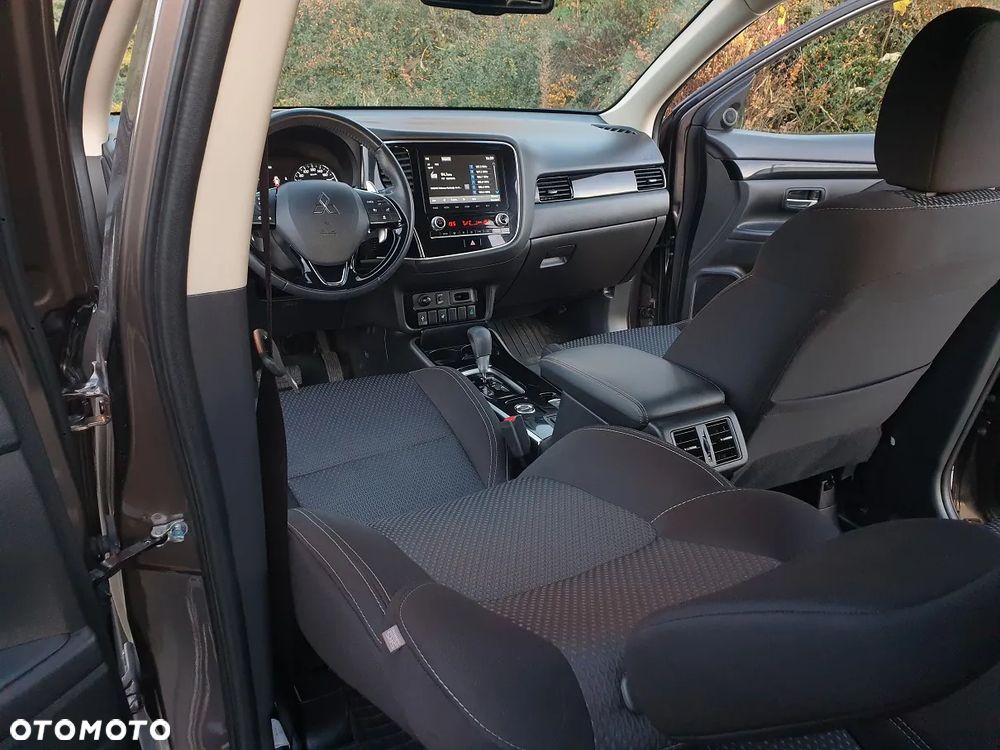 Mitsubishi Outlander 2.0 Instyle Navi 4WD CVT - 21