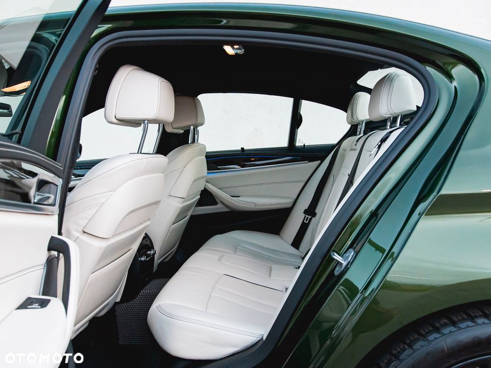 BMW Seria 5 M550i xDrive - 33