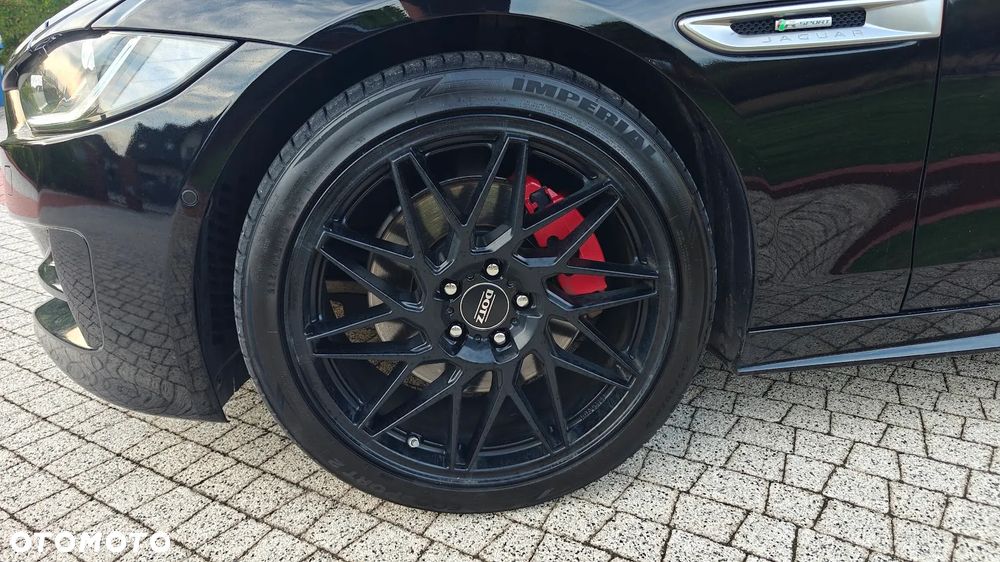 Jaguar XE 2.0 T R-Sport - 16