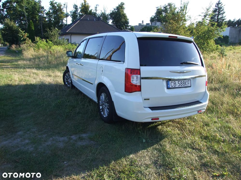 Chrysler Town & Country - 3