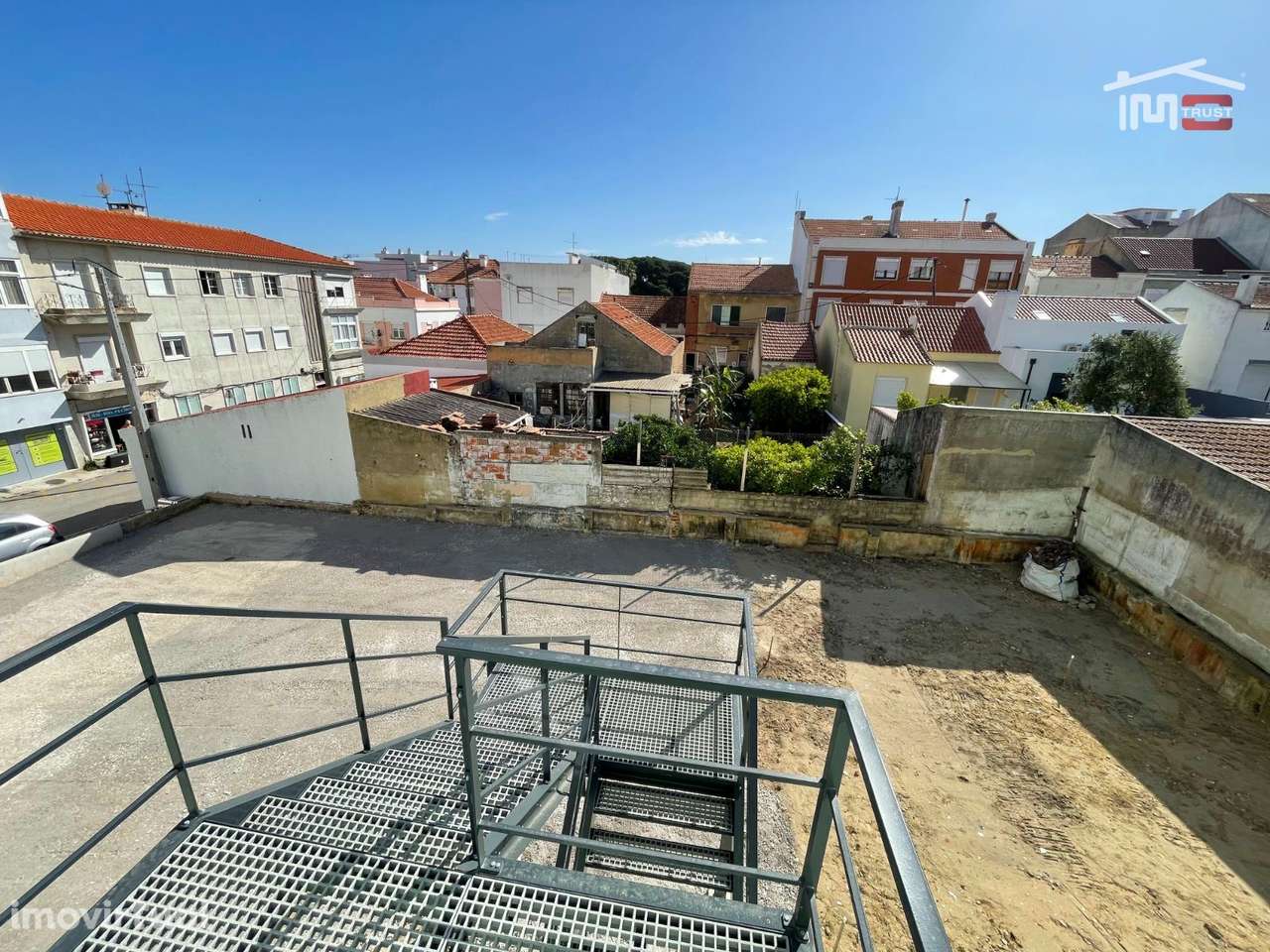 T3 Remodelado com Quintal Privativo e Estacionamento  A 30 min de L... - Grande imagem: 3/16