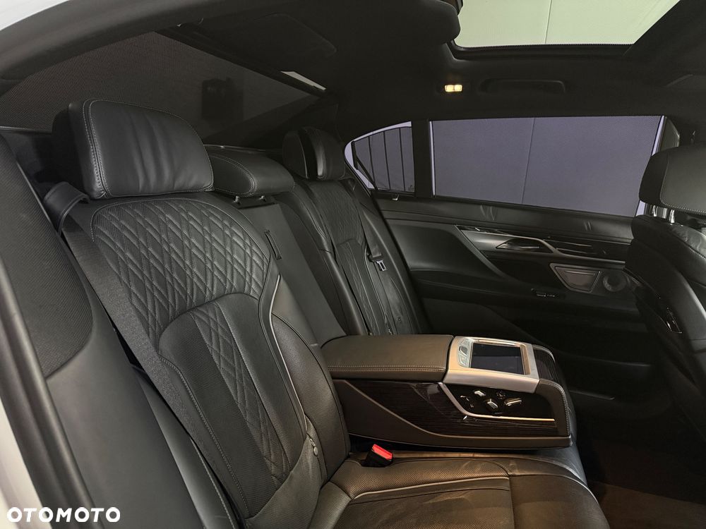 BMW Seria 7 750Li xDrive - 32