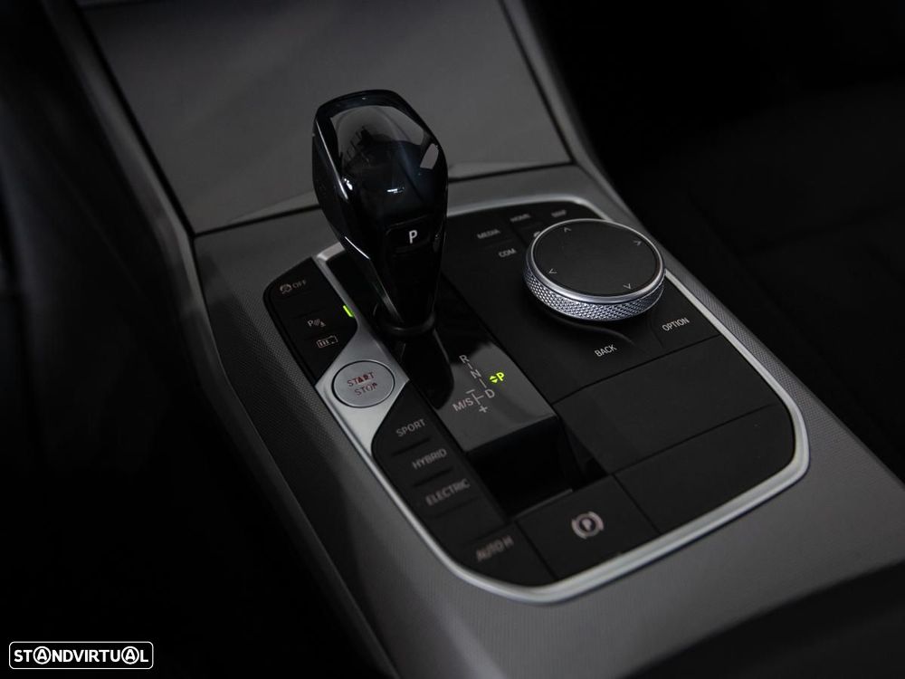 BMW 330 e Touring Corporate Edition Auto - 27