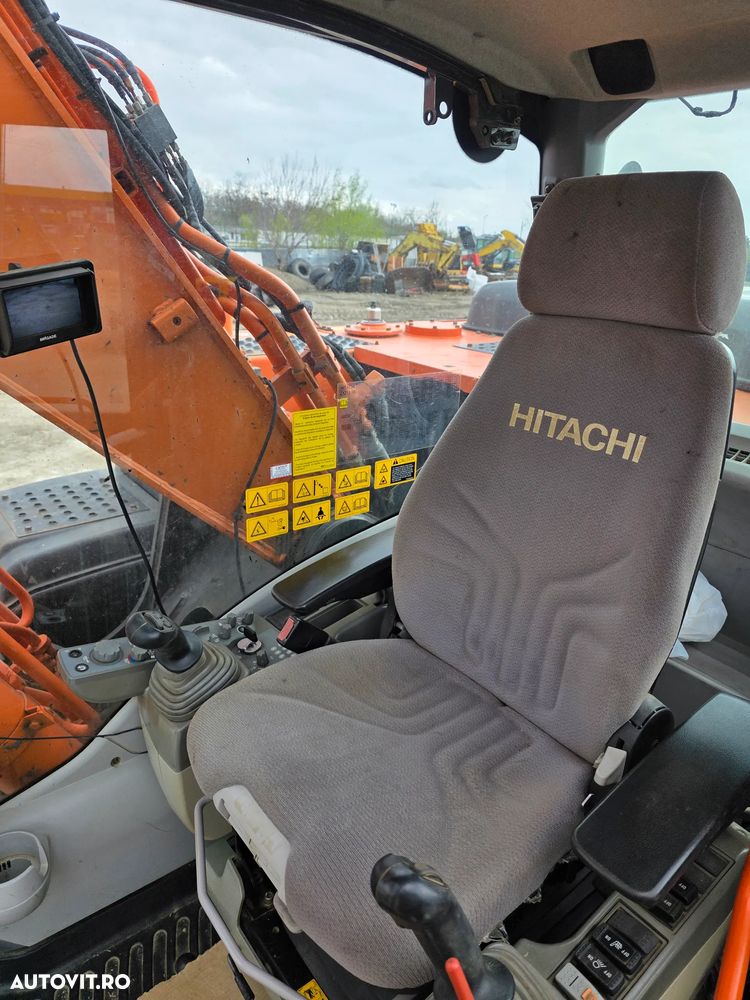 Hitachi ZX 210 LC excavator pe senile compact deporte. - 3