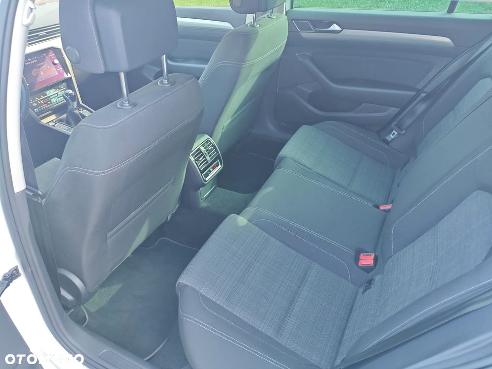 Volkswagen Passat 1.5 TSI EVO Business - 9