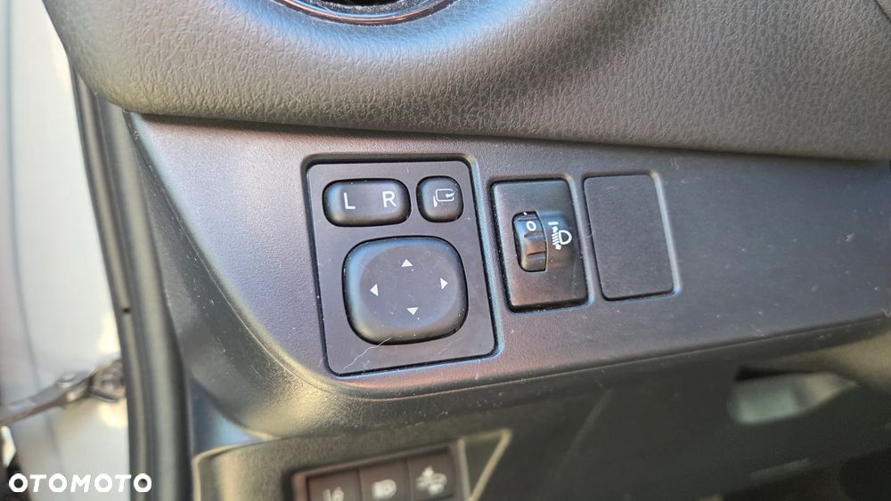 Toyota Yaris Hybrid 100 Selection Platinum - 12