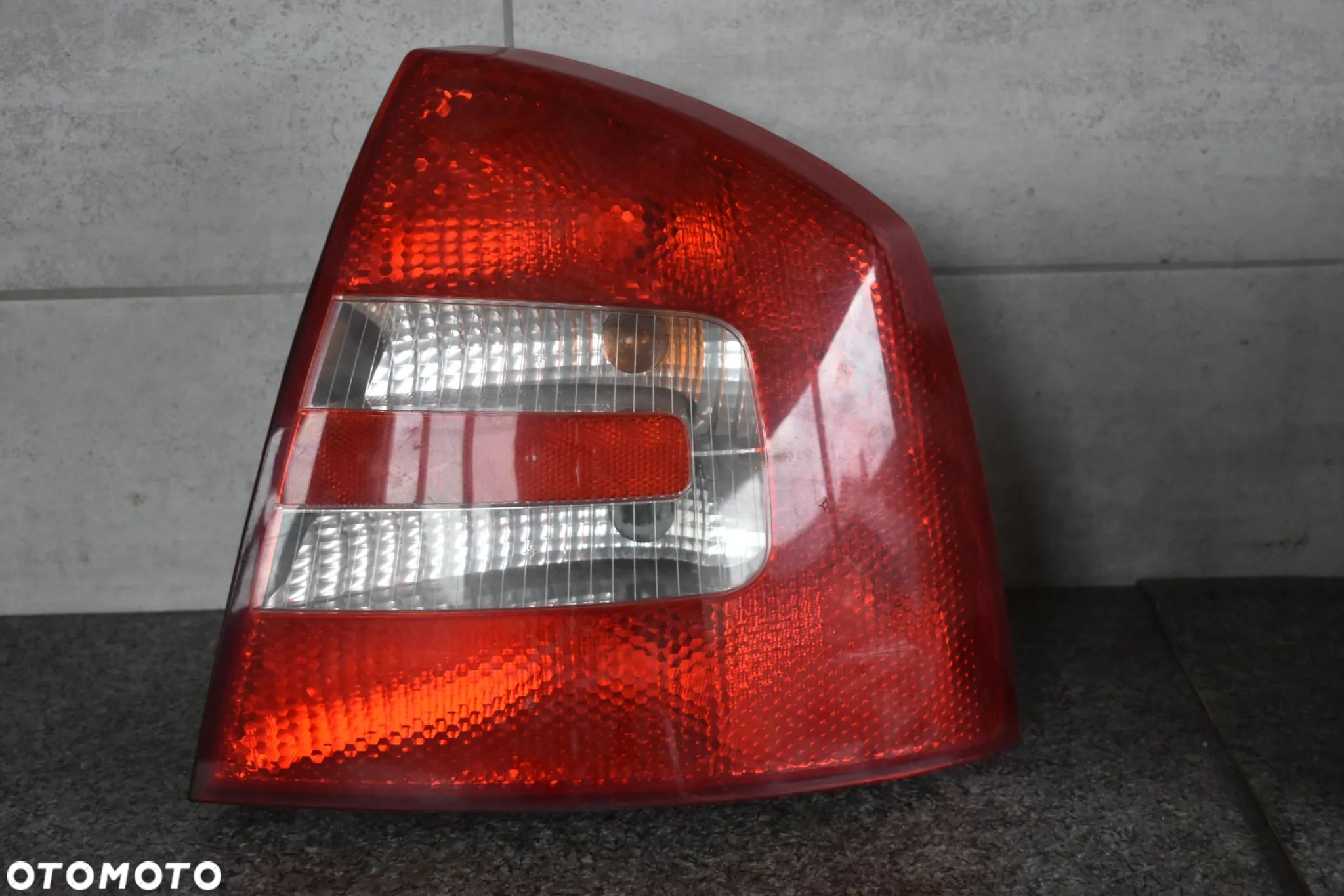 LAMPA PRAWY TYŁ SKODA OCTAVIA II 1Z5946096A - 1