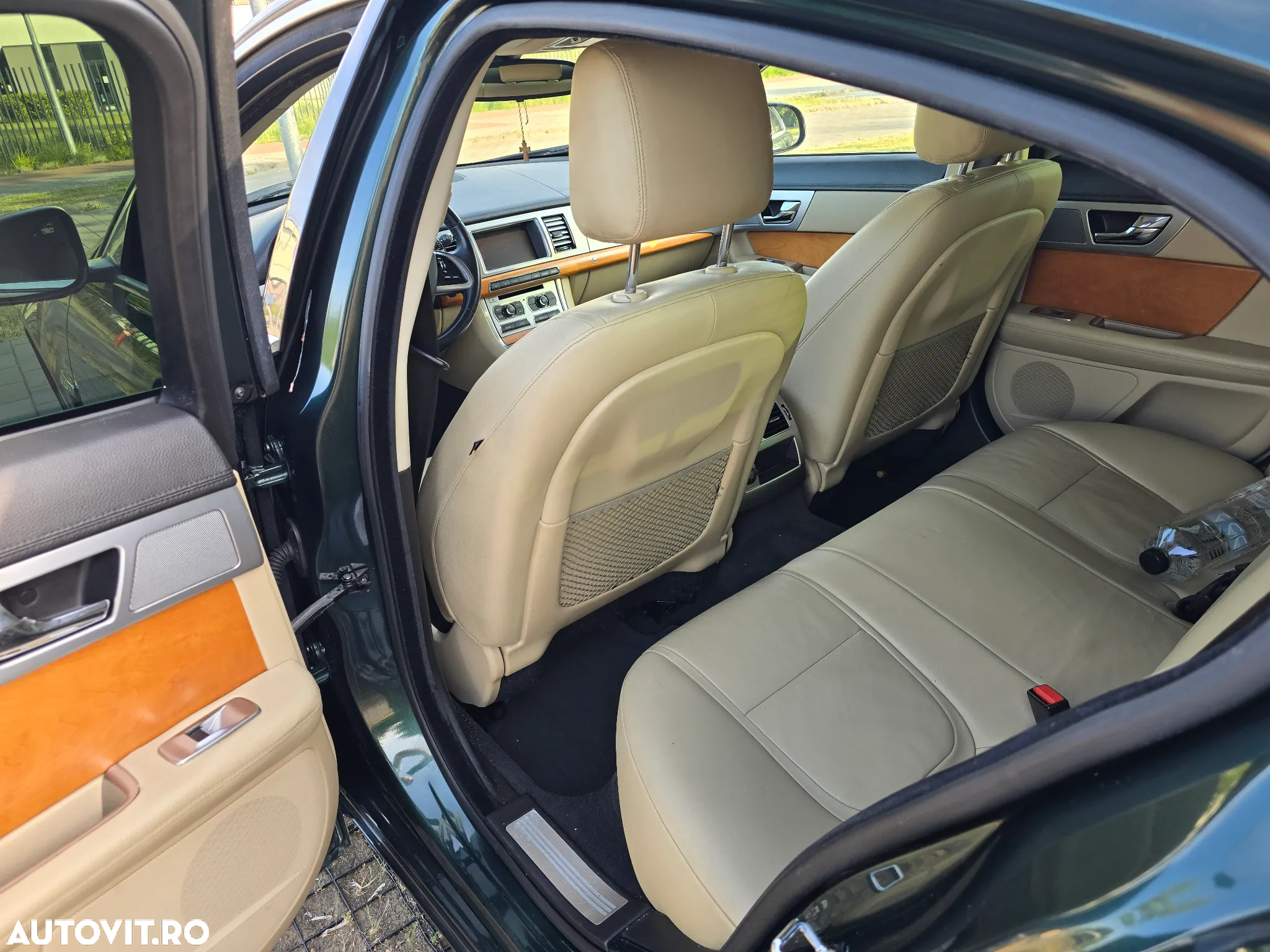 Jaguar XF 2.2D Premium Luxury - 8
