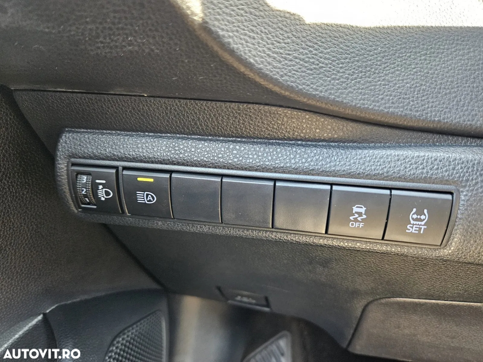Toyota Corolla 1.8 HSD Business - 18