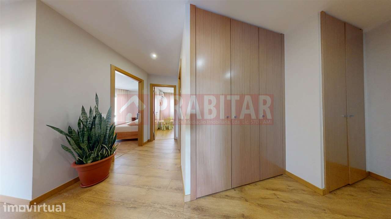 APARTAMENTO T3 SEMI-NOVO COM GARAGEM PARA 2 CARROS E VARANDAS, JUNTO A - Grande imagem: 4/43