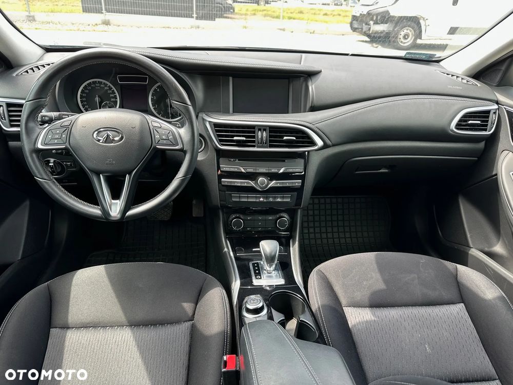 Infiniti Q30 - 10