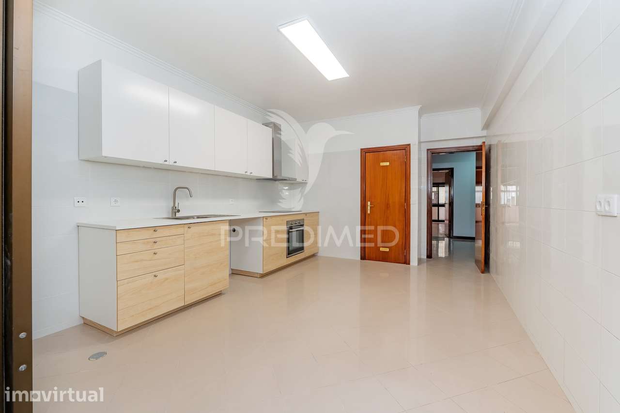 Apartamento T4 renovado, com box em Alfragide - Grande imagem: 5/34