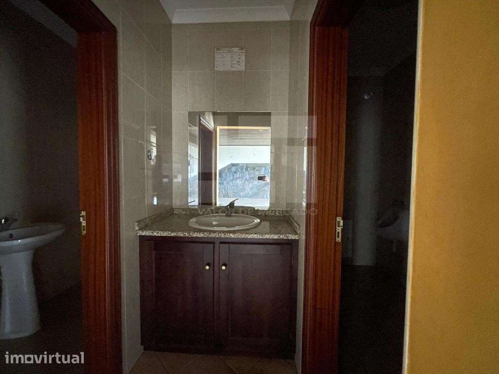 Prédio urbano correspondente a um edifício com 2 pisos destinados a... - Grande imagem: 3/11
