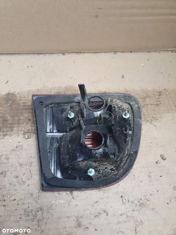 LAMPA PRAWA TYLNA W KLAPIE SEAT LEON I - 4