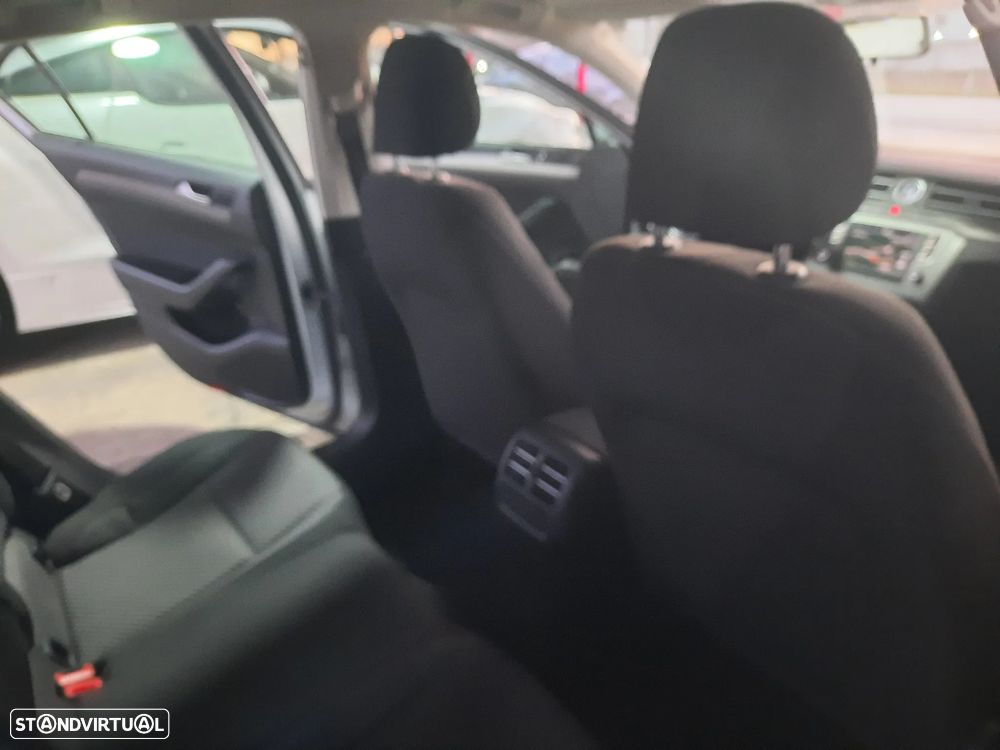 VW Passat 1.6 TDI BlueMotion - 35