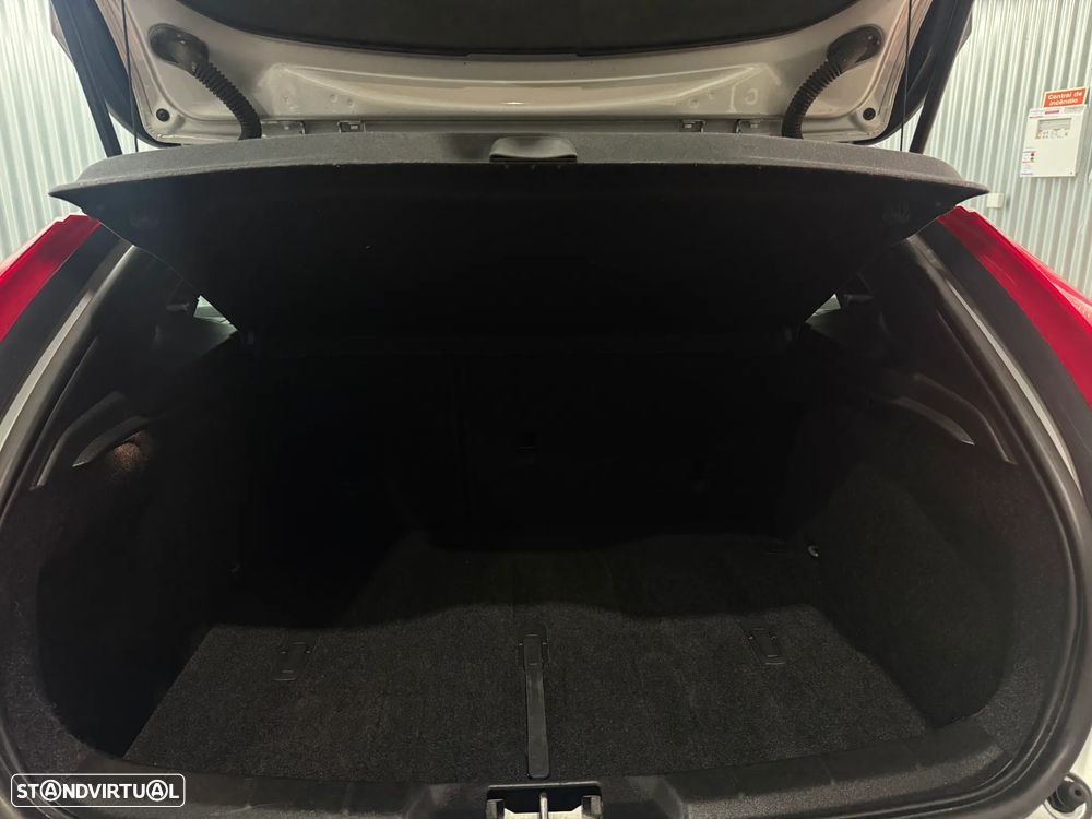 Volvo V40 Cross Country 2.0 D3 Momentum - 24