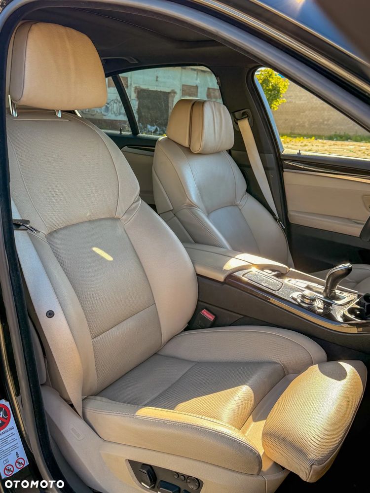 BMW Seria 5 550i xDrive - 14