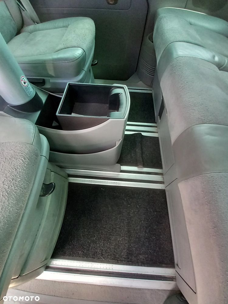 VW TRANSPORTER T5 MULTIVAN KOMPLETNA PRZEKŁADKA FOTELI DYWANÓW PODSUFITKI BOCZKI SŁUPKI NA MULTIVAN KOMPLET Z STOLIKIEM I ROLETĄ SKÓRA ALCANTARA - 8