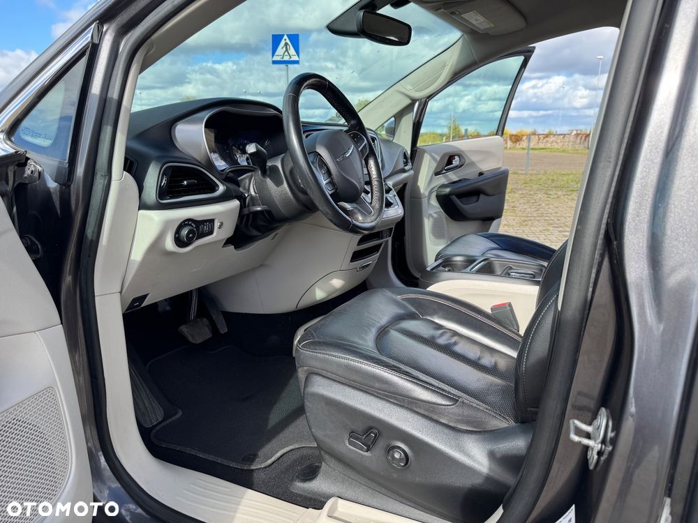 Chrysler Pacifica - 13